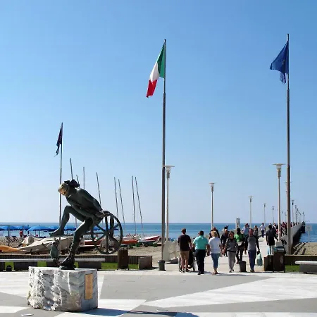 Locazione Turistica Glicine بيت للعطل فورتي دي مارمي